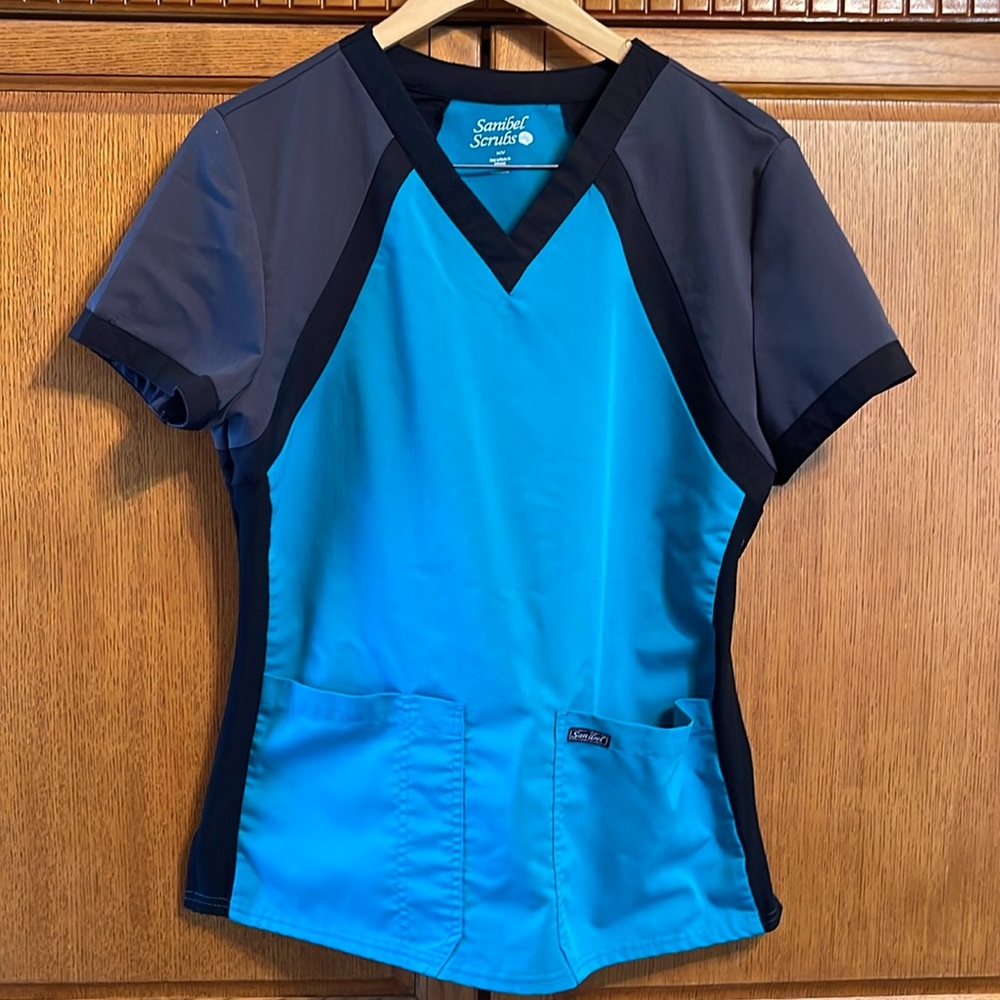 Like new Sanibel scrub top